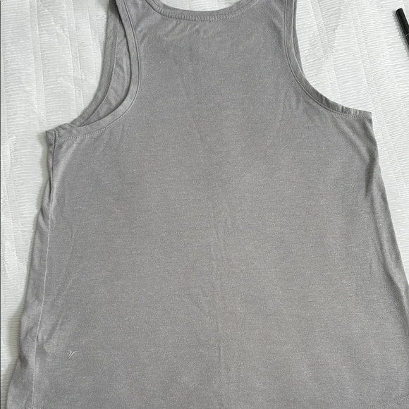 ❤️Old Navy Gray Sleeveless Tank Top with Relaxed Fit and Minimalist Design - Picture 3 of 3